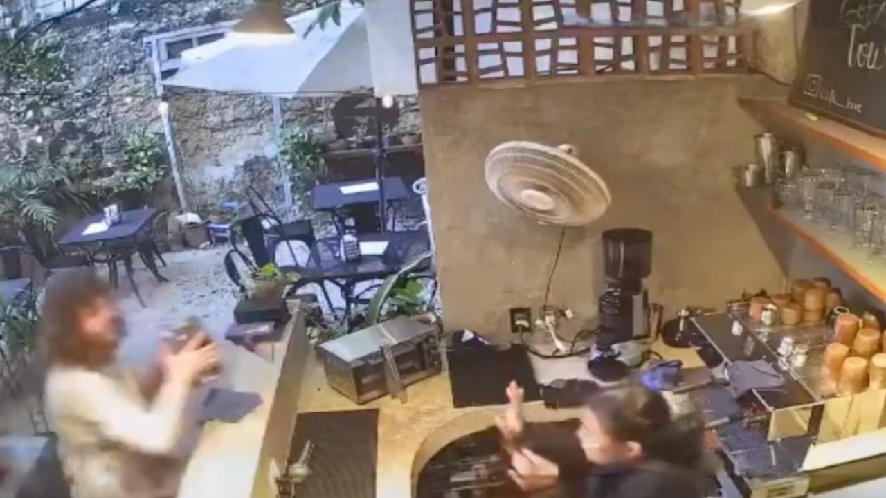 Extranjero destroza una cafetería en Mérida y amenaza a encargada por la música | VIDEO