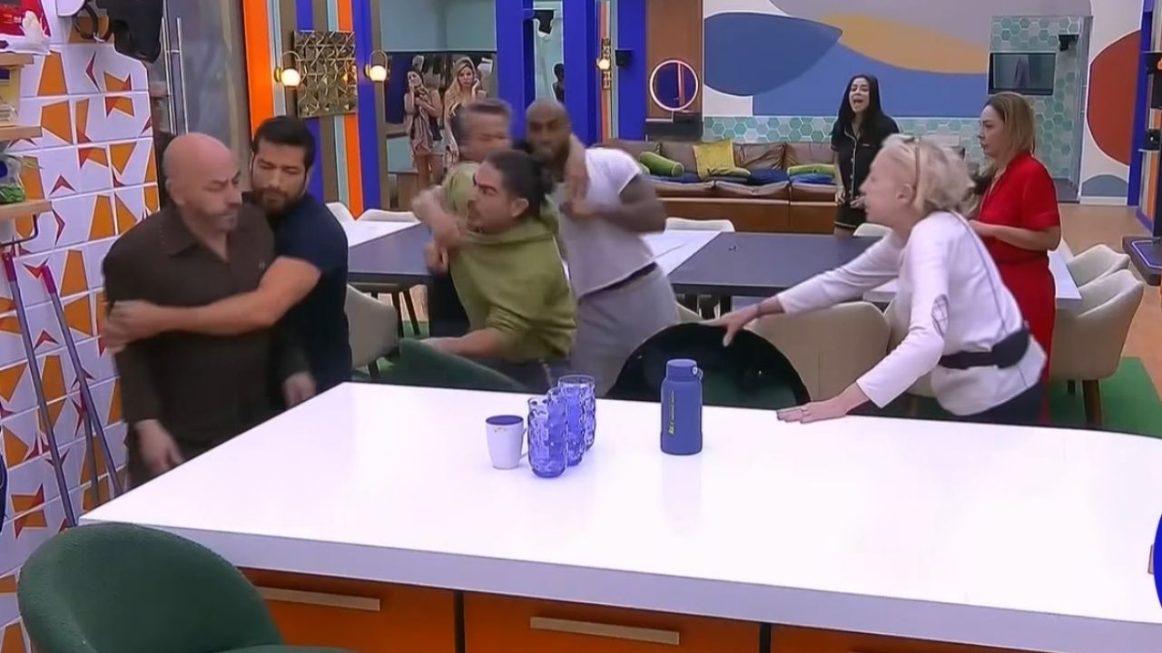 Así fue la brutal pelea campal en La Casa de los Famosos All Star encabezada por Lupillo Rivera y Rey Grupero