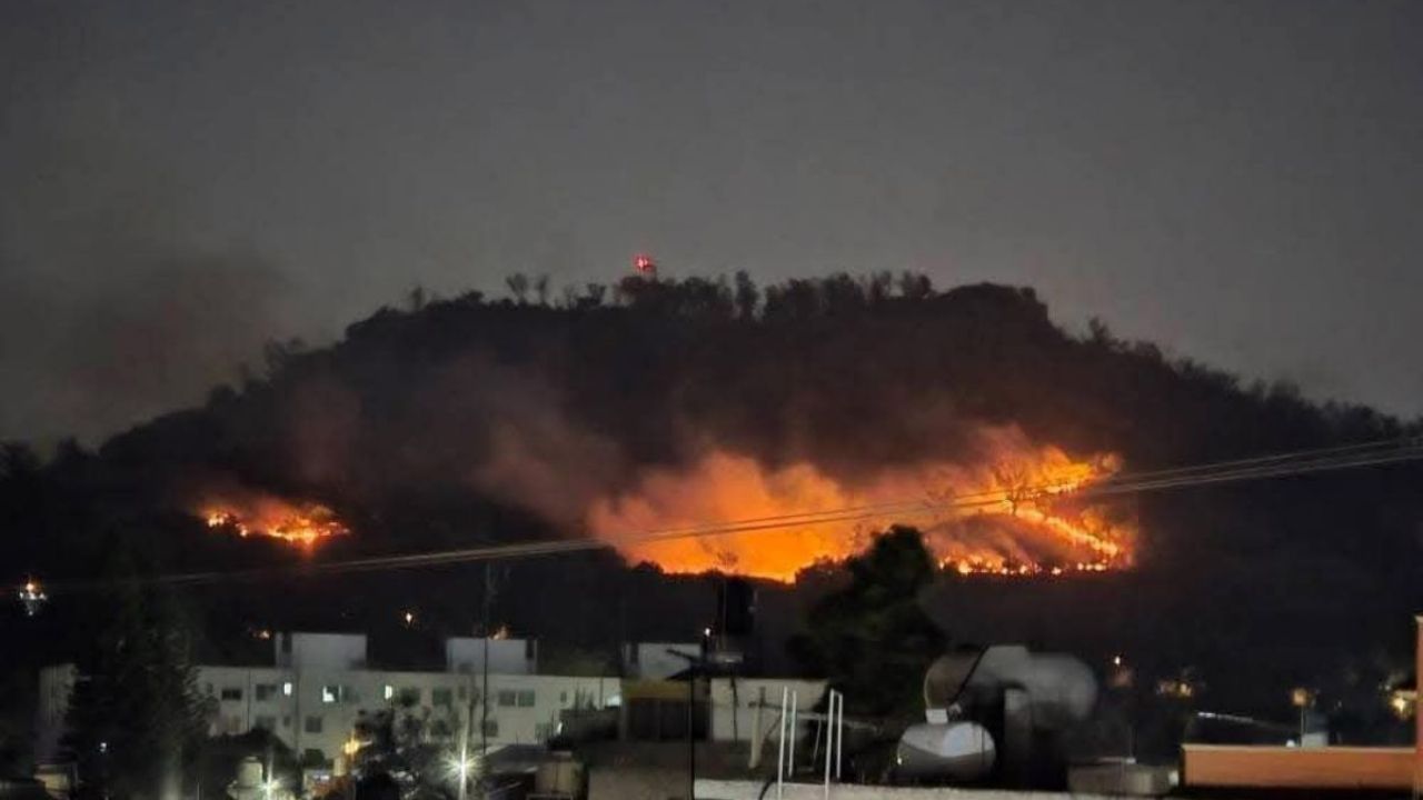 Se registra incendio en el Cerro de la Estrella en Iztapalapa; Protección Civil y Bomberos acuden al lugar