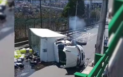Vuelca transporte de carga en la autopista México-Toluca