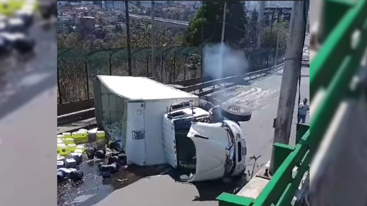 Vuelca transporte de carga en la autopista México-Toluca
