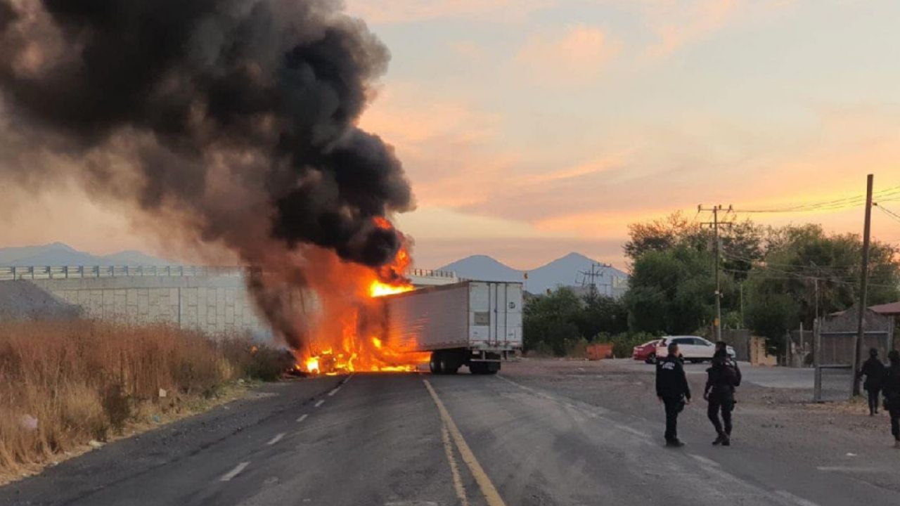 Enfrentamiento entre Guardia Nacional y grupo armado deja 10 vehículos incendiados y 2 lesionados