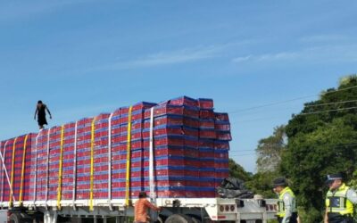 Pobladores rapiñan pollos de un tráiler estacionado en la carretera federal Villahermosa