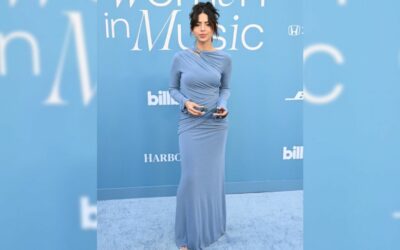 Dedica Ángela Aguilar premio a mujeres migrantes