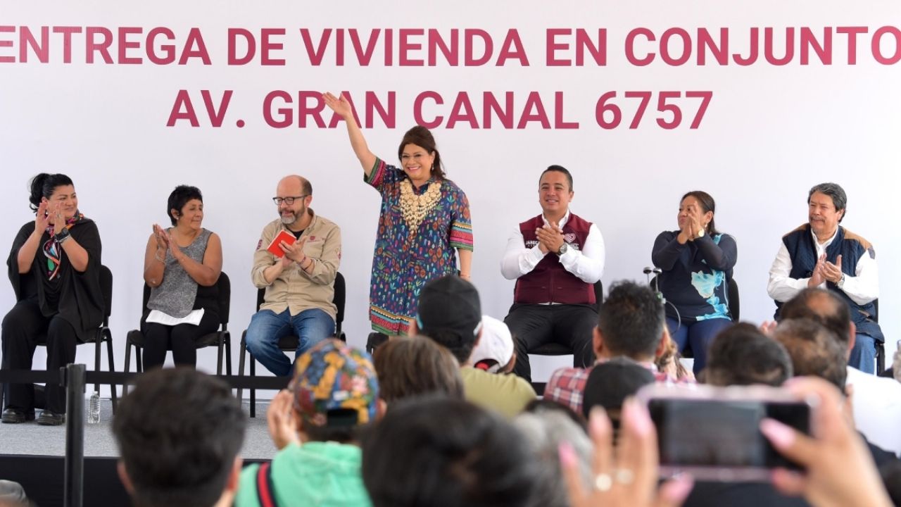 Clara Brugada entrega departamentos a 12 familias de la Gustavo A. Madero