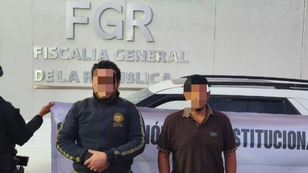 Policía de Culiacán halla a 2 sujetos armados a bordo de una camioneta robada; portaban armas de guerra