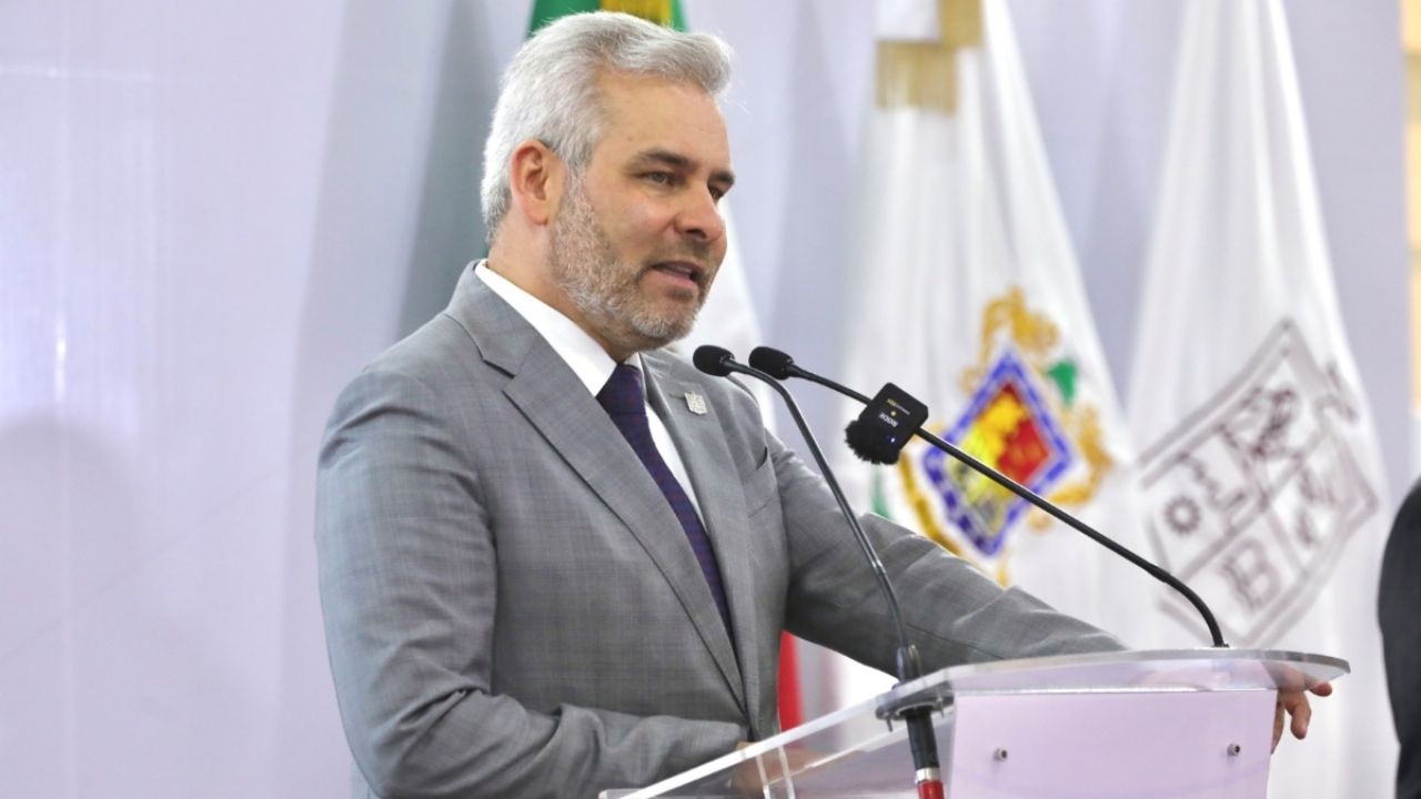 Alfredo Ramírez firma decreto que prohíbe espectáculos públicos que promuevan la apología del delito en Michoacán