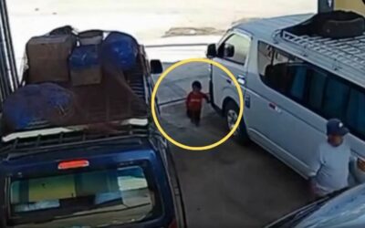Madre descuida a su hijo, de año y medio, y muere atropellado por combi en paradero | IMÁGENES FUERTES