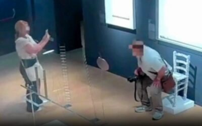 Captan momento en que visitante se sienta sobre valiosa "Silla de Van Gogh" en un museo y la destruye | VIDEO