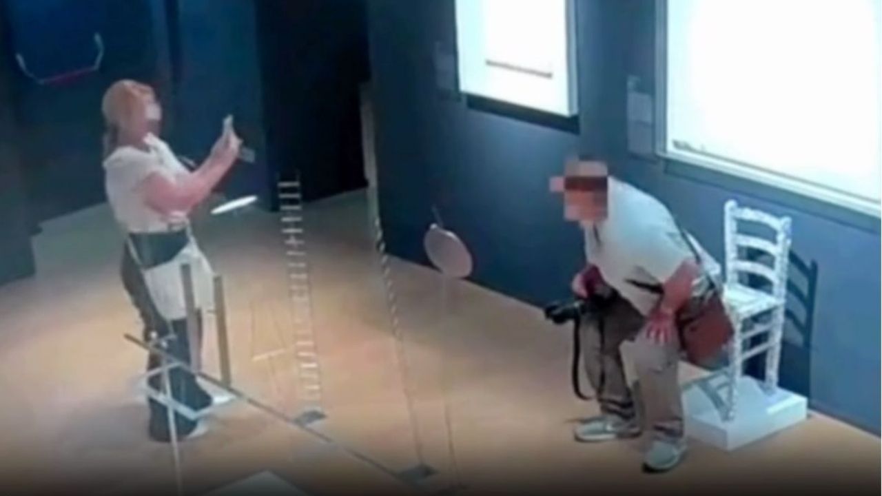 Captan momento en que visitante se sienta sobre valiosa "Silla de Van Gogh" en un museo y la destruye | VIDEO