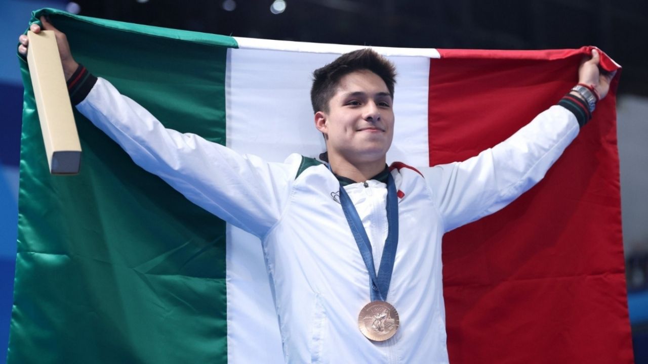 Mexicano Osmar Olvera supera a atletas chinos y gana el oro en el trampolín de 3 metros en Singapur